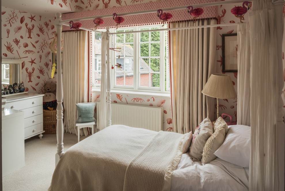 Mittelgroßes Stilmix Kinderzimmer mit Schlafplatz, Teppichboden, beigem Boden und bunten Wänden in Hampshire