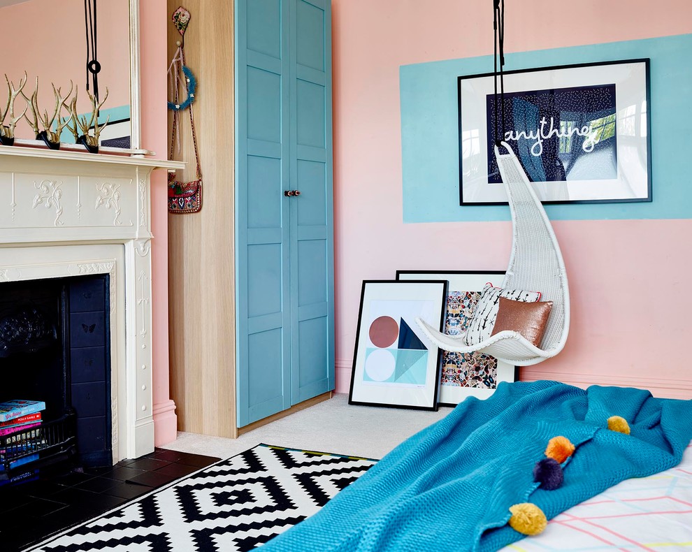 Cette image montre une chambre d'enfant design avec un mur rose et moquette.