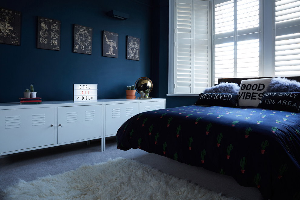 На фото: детская среднего размера в современном стиле с спальным местом, синими стенами и ковровым покрытием для подростка, мальчика