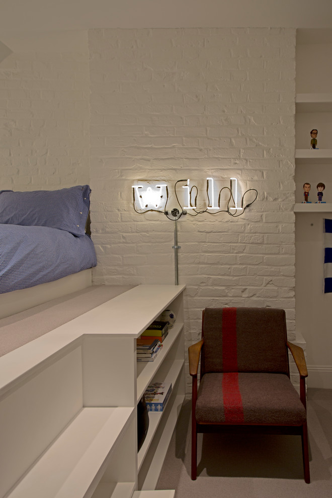 Idéer för att renovera ett eklektiskt pojkrum kombinerat med sovrum, med vita väggar