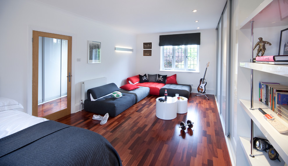Idéer för ett mellanstort modernt barnrum kombinerat med sovrum, med vita väggar, mörkt trägolv och brunt golv