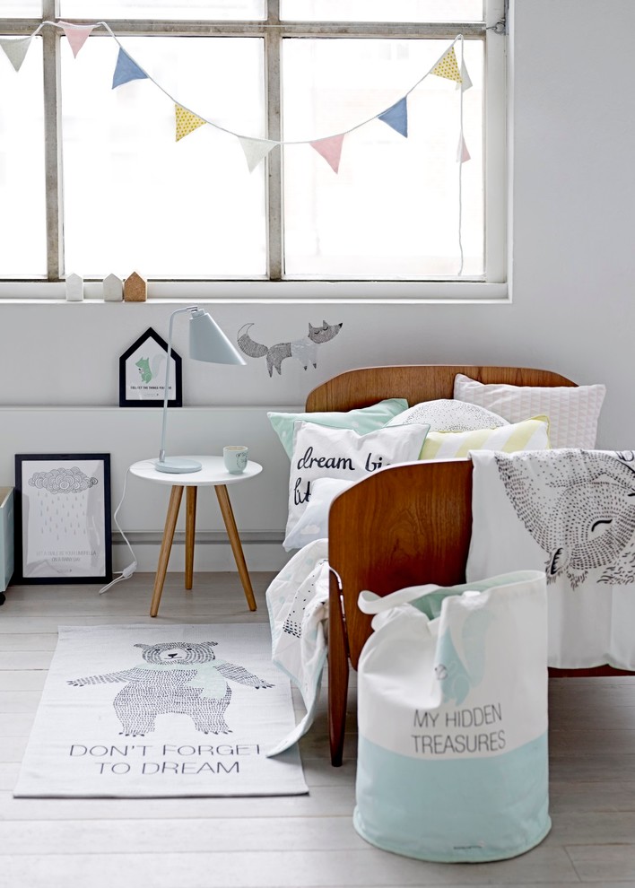Idée de décoration pour une petite chambre d'enfant de 4 à 10 ans nordique avec un mur blanc et parquet peint.
