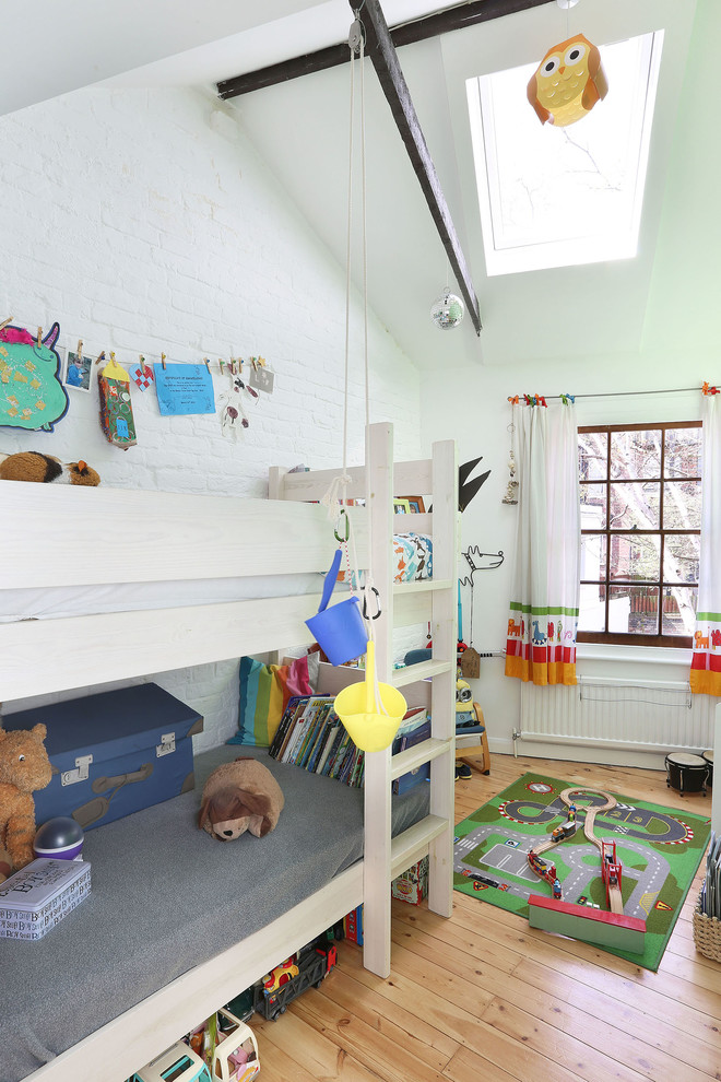 Idées déco pour une chambre d'enfant contemporaine de taille moyenne.