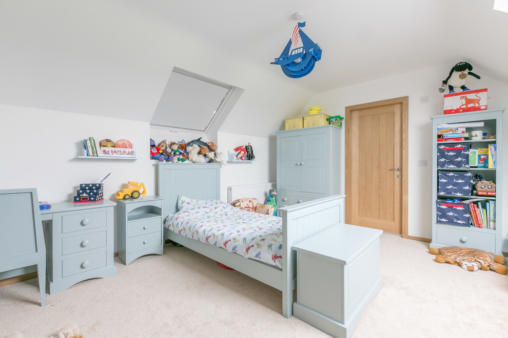 Imagen de dormitorio infantil de 4 a 10 años campestre de tamaño medio con paredes blancas y moqueta