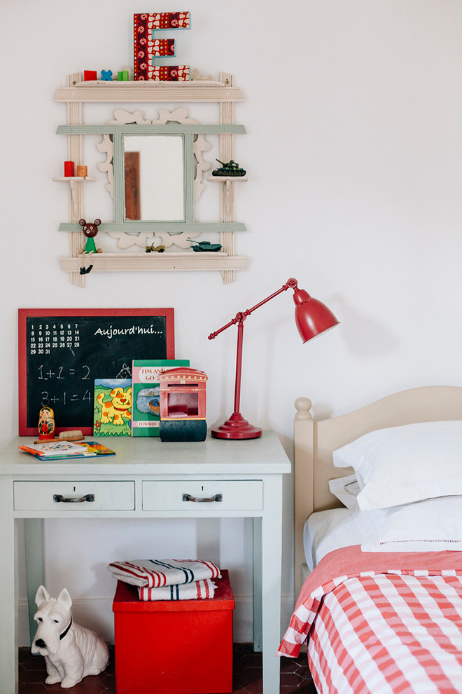 Ejemplo de dormitorio infantil de 4 a 10 años mediterráneo de tamaño medio con paredes blancas