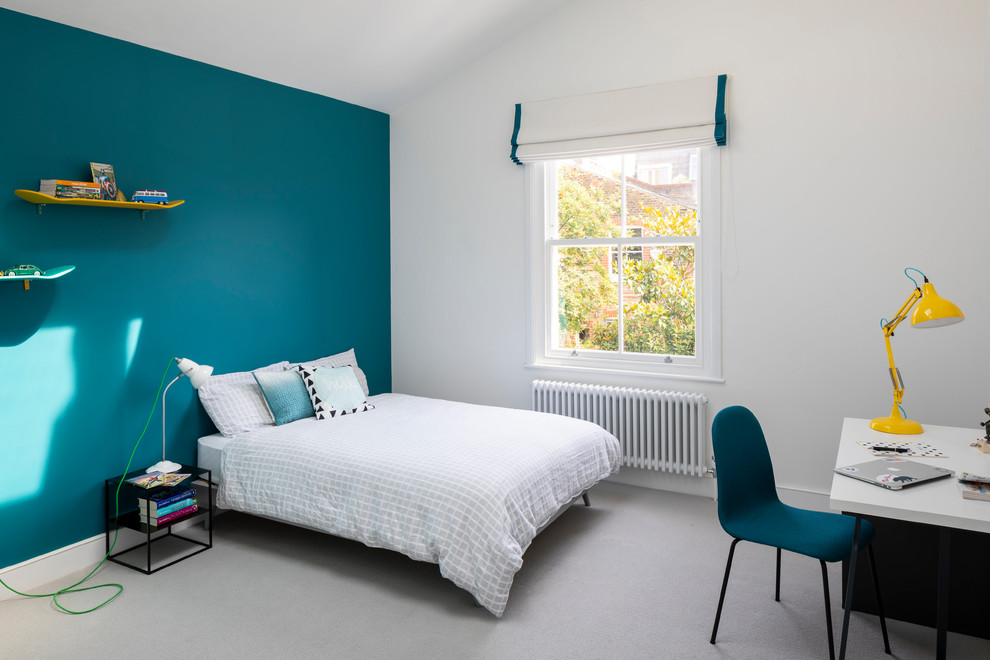 Idéer för att renovera ett stort funkis barnrum kombinerat med sovrum, med blå väggar, heltäckningsmatta och grått golv