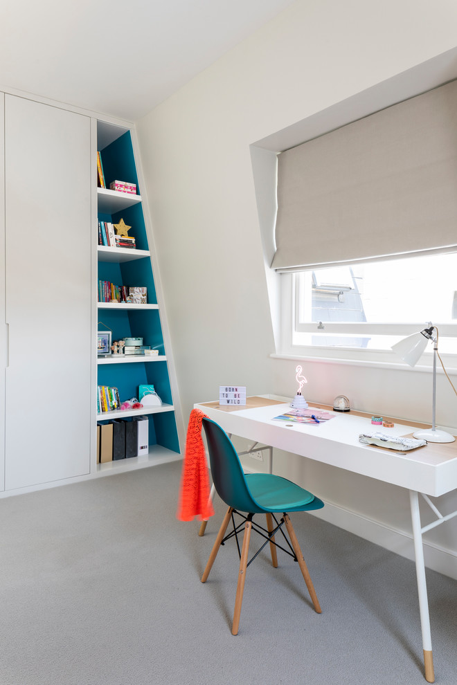 Cette photo montre une chambre d'enfant tendance avec un mur gris, moquette, un sol gris et un bureau.