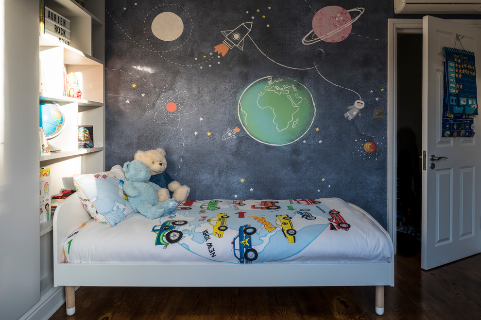 Ejemplo de dormitorio infantil de 4 a 10 años contemporáneo de tamaño medio con paredes azules, suelo de madera oscura y suelo marrón