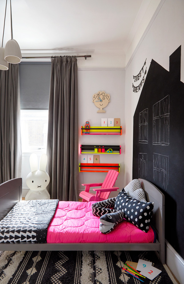Foto de dormitorio infantil de 4 a 10 años tradicional renovado pequeño con paredes grises y suelo de madera en tonos medios