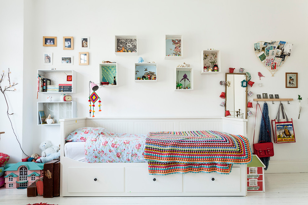 Klassisches Mädchenzimmer mit Schlafplatz, weißer Wandfarbe, gebeiztem Holzboden und weißem Boden in London