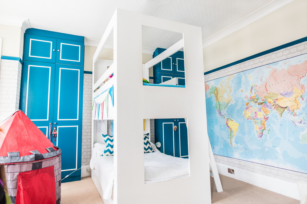 Esempio di una cameretta da bambino da 4 a 10 anni design di medie dimensioni con pareti beige, moquette e pavimento beige
