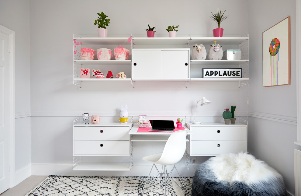 Cette image montre une petite chambre d'enfant minimaliste avec un mur gris, moquette et un sol beige.