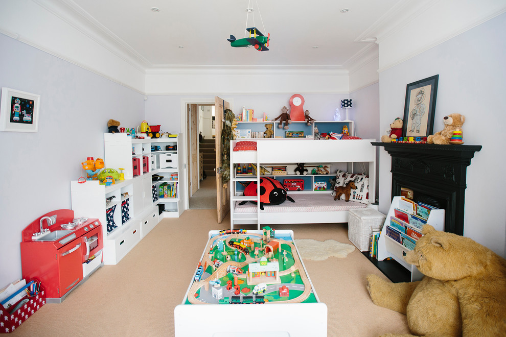 Foto på ett mellanstort vintage pojkrum kombinerat med sovrum och för 4-10-åringar, med heltäckningsmatta och lila väggar