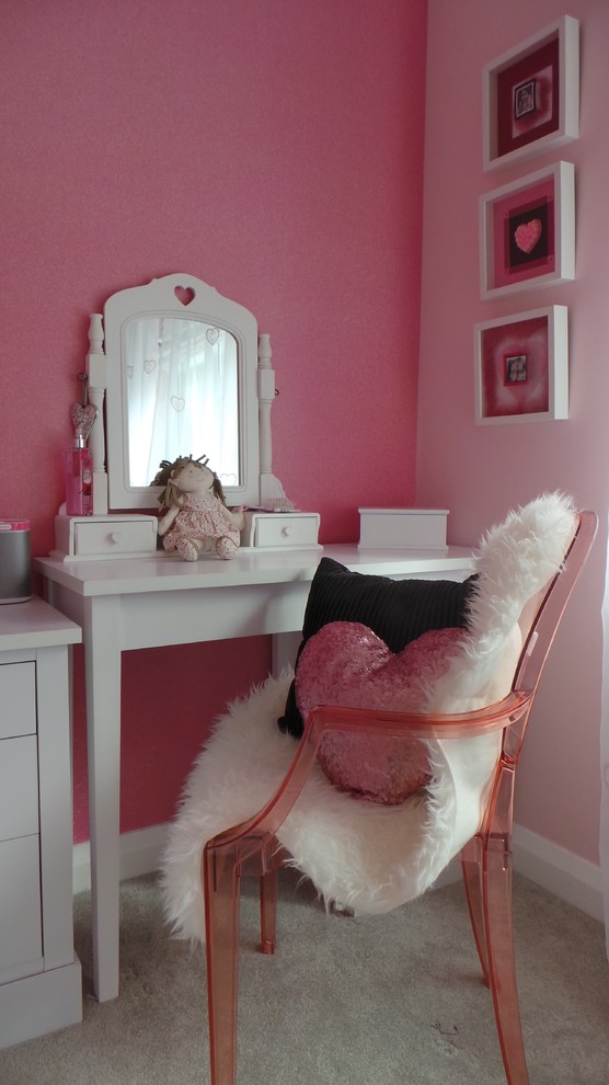 Пример оригинального дизайна: детская в современном стиле с спальным местом и розовыми стенами для ребенка от 4 до 10 лет, девочки