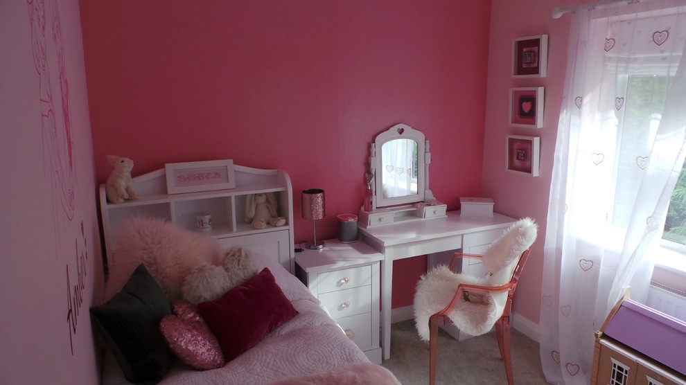 Стильный дизайн: детская в современном стиле с спальным местом и розовыми стенами для ребенка от 4 до 10 лет, девочки - последний тренд