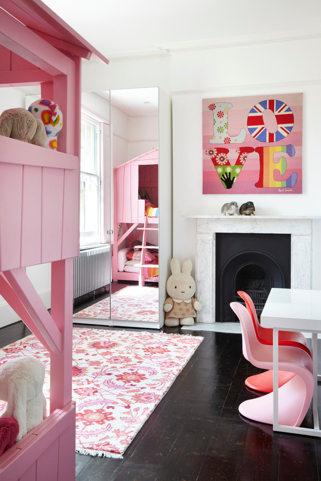 Mittelgroßes Eklektisches Kinderzimmer mit weißer Wandfarbe und dunklem Holzboden in London