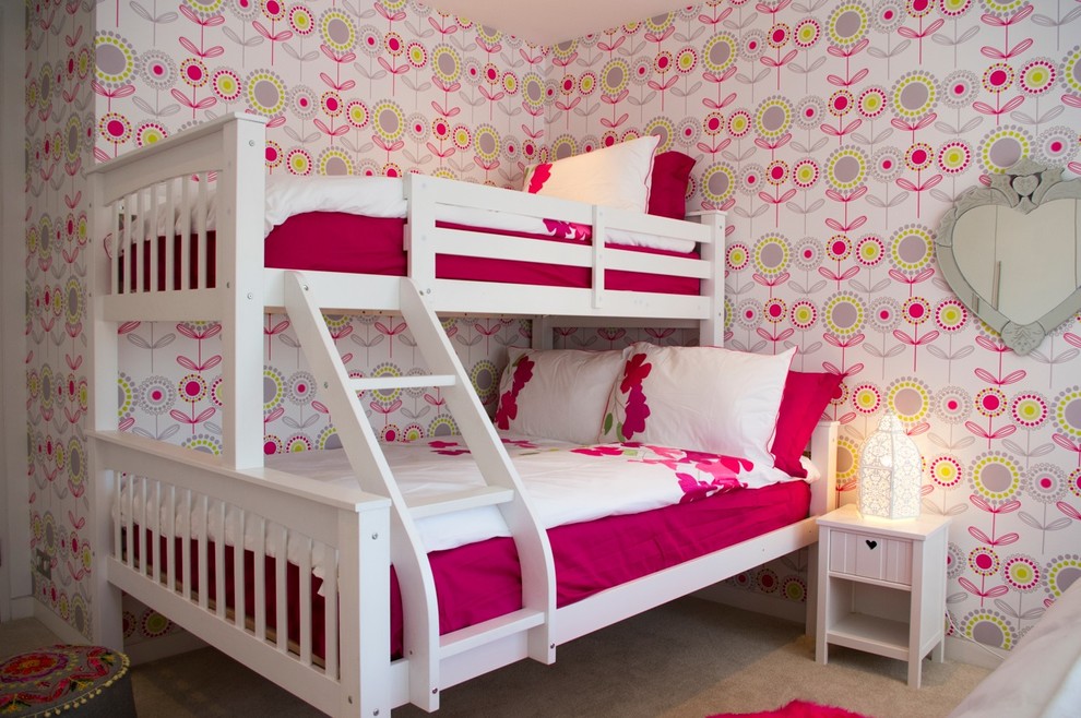 Inredning av ett modernt stort flickrum kombinerat med sovrum och för 4-10-åringar