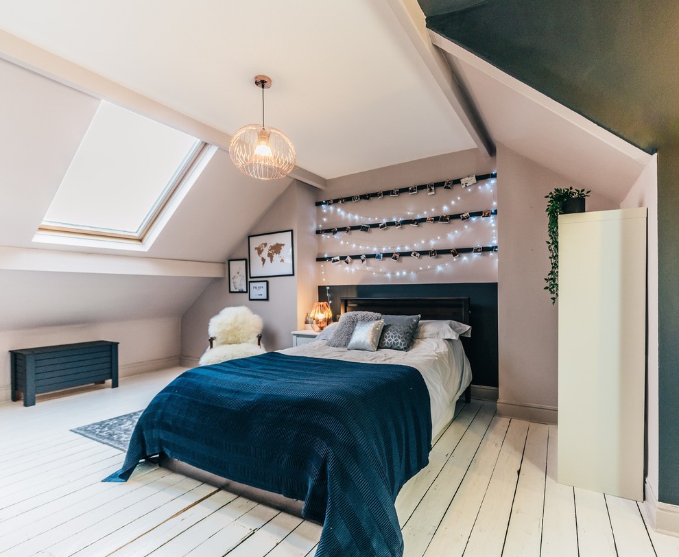 Mittelgroßes Skandinavisches Kinderzimmer mit Schlafplatz, beiger Wandfarbe, gebeiztem Holzboden und weißem Boden in Sonstige