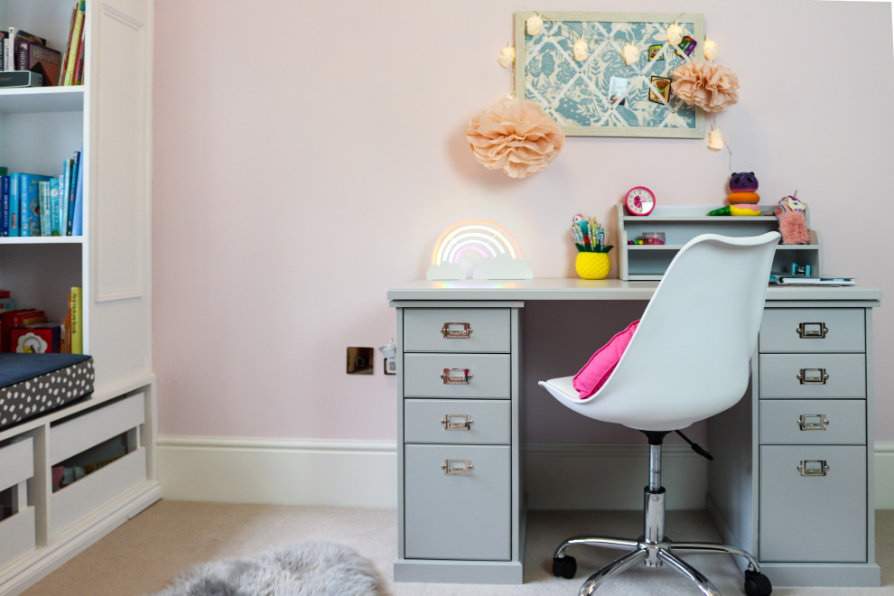 На фото: детская в стиле неоклассика (современная классика) с рабочим местом, розовыми стенами, ковровым покрытием и бежевым полом для девочки
