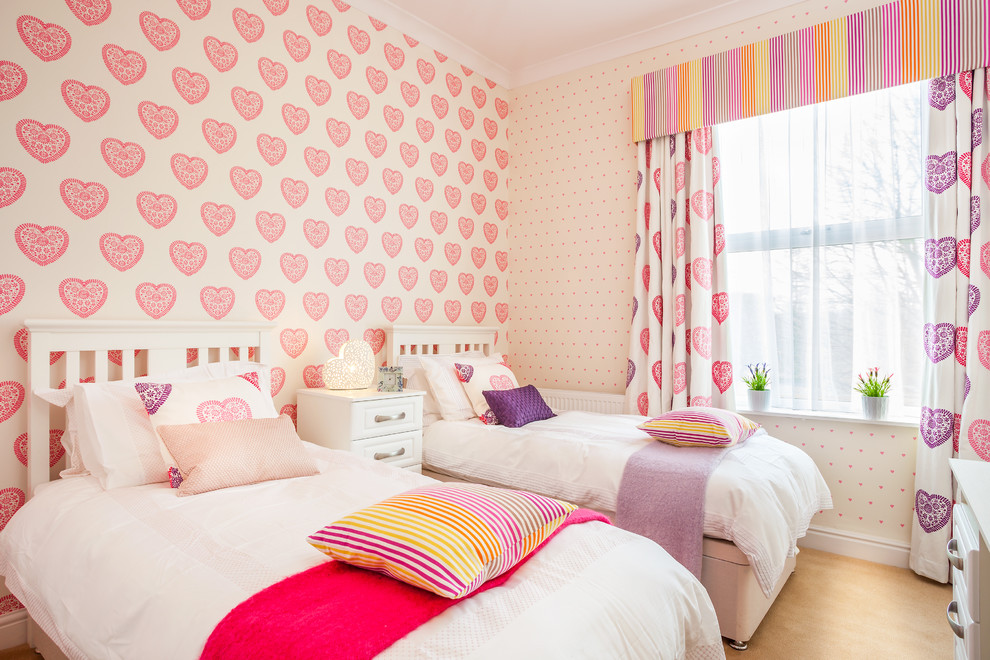 Свежая идея для дизайна: детская в классическом стиле с разноцветными стенами и спальным местом для девочки, двоих детей - отличное фото интерьера