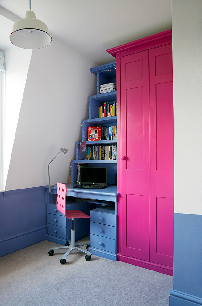Foto på ett mellanstort eklektiskt könsneutralt barnrum kombinerat med skrivbord och för 4-10-åringar, med vita väggar, heltäckningsmatta och beiget golv