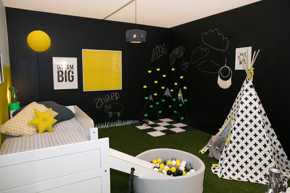 Diseño de dormitorio infantil ecléctico de tamaño medio con paredes negras y suelo verde