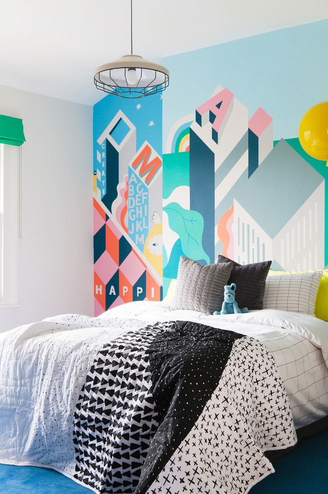 Пример оригинального дизайна: нейтральная детская среднего размера в современном стиле с спальным местом, ковровым покрытием, синим полом и разноцветными стенами для ребенка от 4 до 10 лет