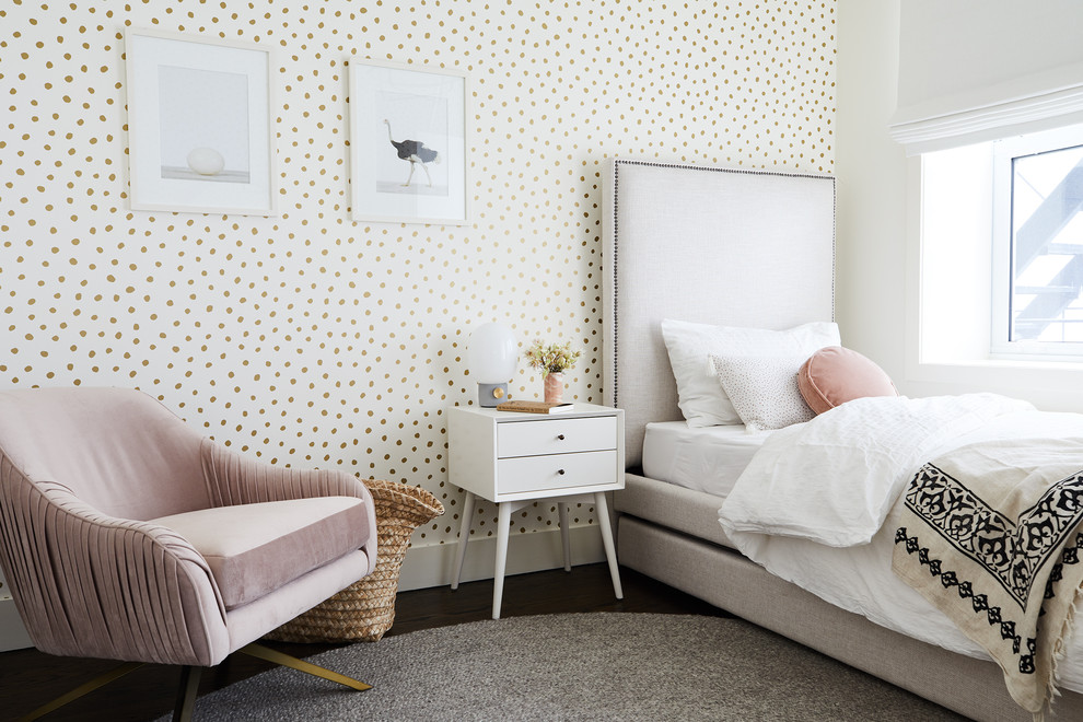 Inspiration för skandinaviska barnrum kombinerat med sovrum, med flerfärgade väggar och mörkt trägolv