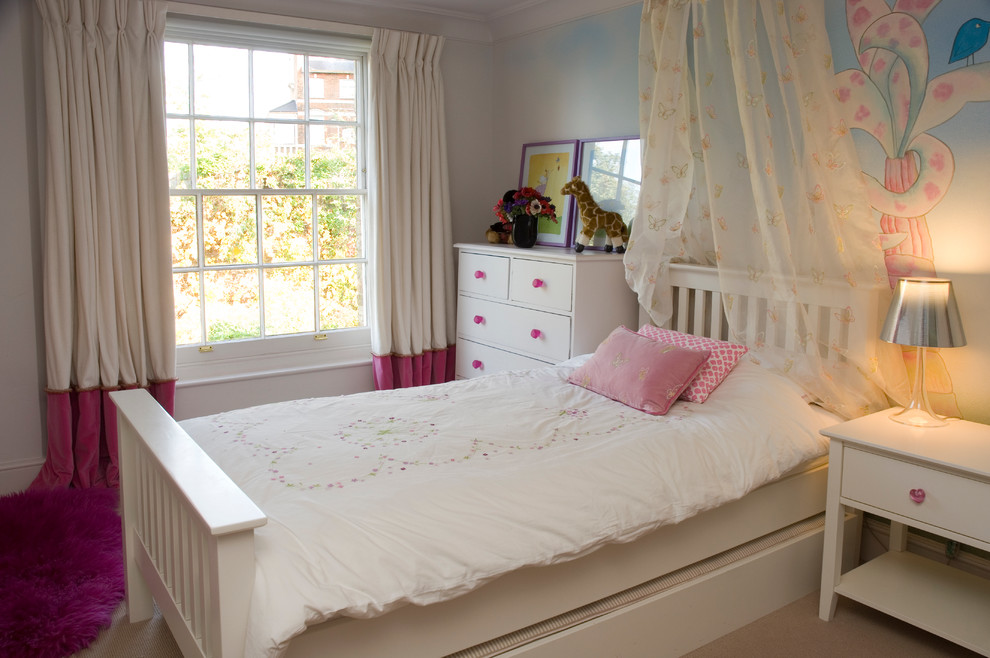 Klassisches Mädchenzimmer mit Schlafplatz, blauer Wandfarbe und Teppichboden in London