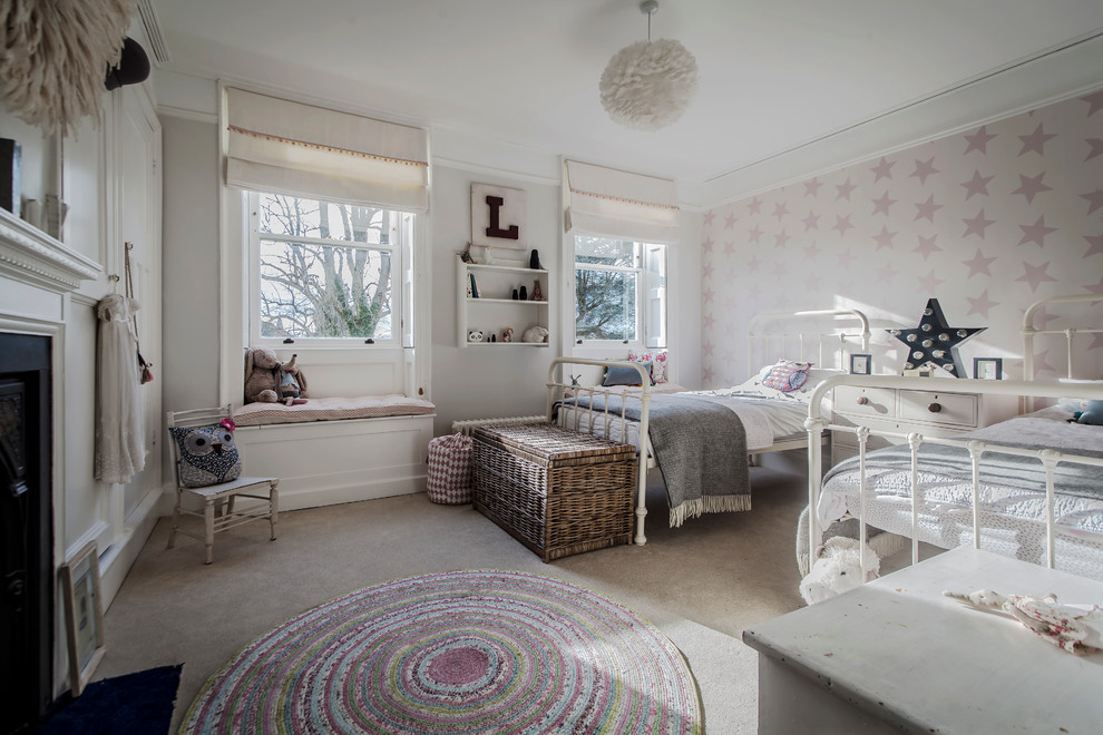 Großes Shabby-Look Kinderzimmer mit grauer Wandfarbe und Teppichboden in Hampshire