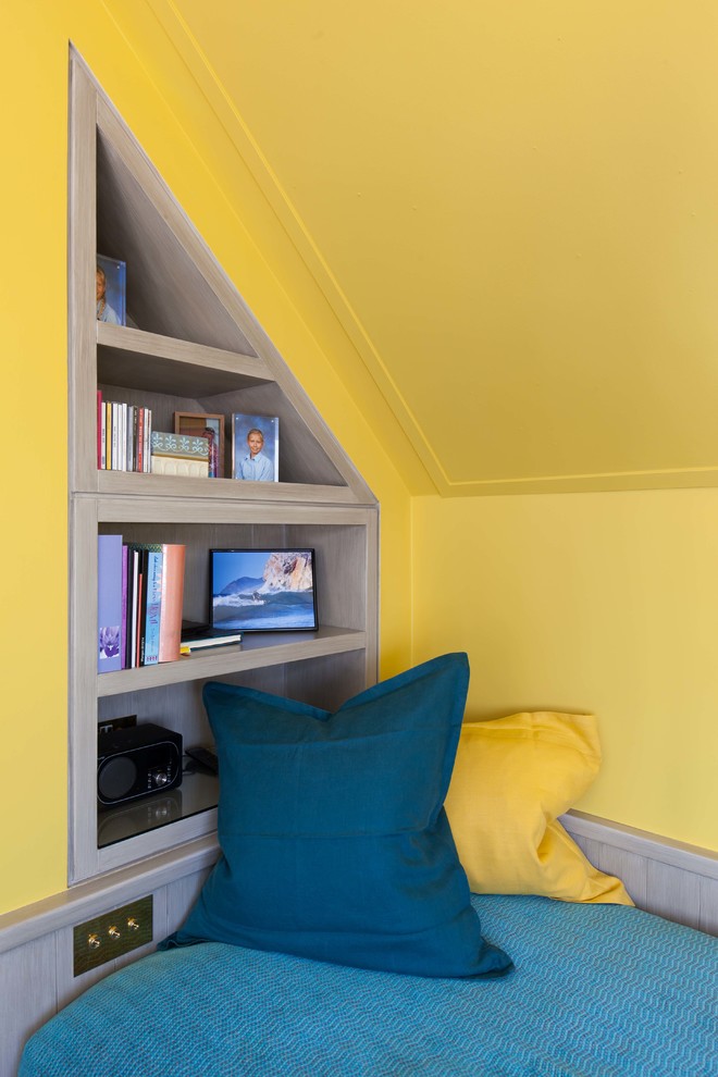 Großes Eklektisches Kinderzimmer mit Schlafplatz, gelber Wandfarbe, hellem Holzboden und beigem Boden in London