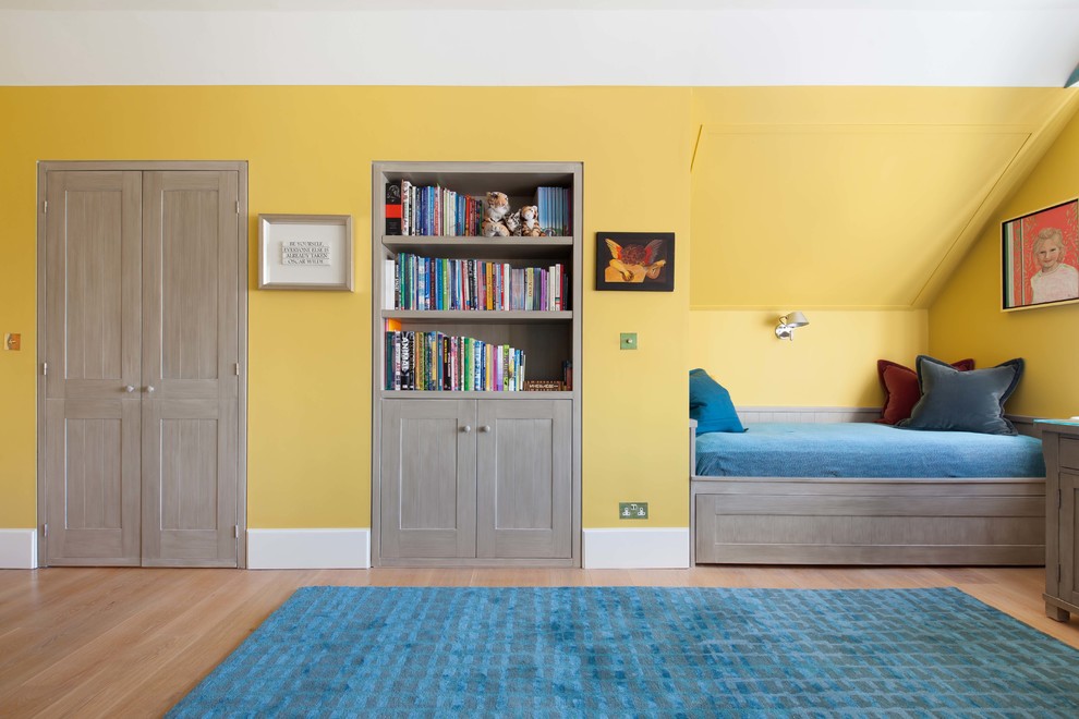 Свежая идея для дизайна: большая детская в стиле фьюжн с спальным местом, желтыми стенами, светлым паркетным полом и бежевым полом для подростка, девочки - отличное фото интерьера