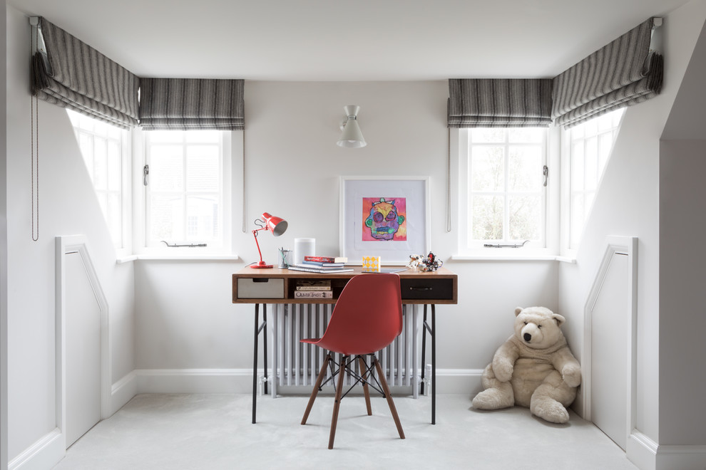ロンドンにあるトランジショナルスタイルのおしゃれな子供部屋 (白い壁、カーペット敷き、白い床) の写真