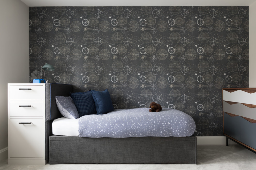 Klassisches Jungszimmer mit Schlafplatz, grauer Wandfarbe, Teppichboden und grauem Boden in London