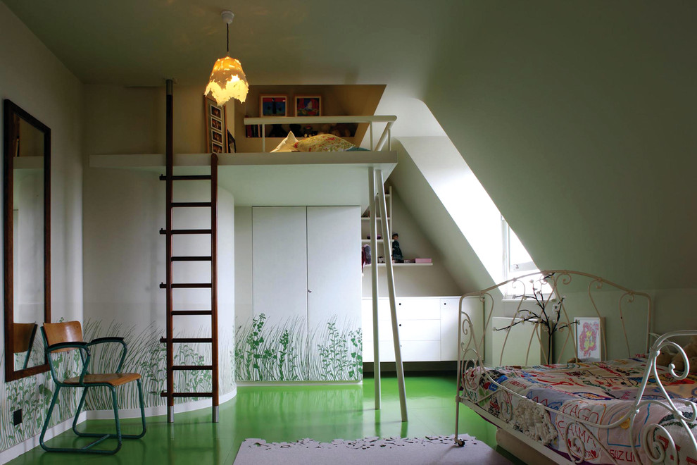 На фото: нейтральная детская в стиле модернизм с спальным местом и белыми стенами с