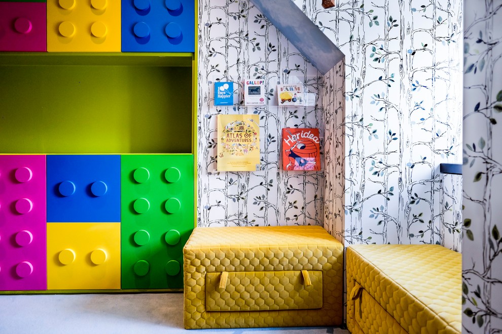 Cette photo montre une grande chambre d'enfant de 4 à 10 ans moderne avec un mur blanc, moquette et un sol bleu.