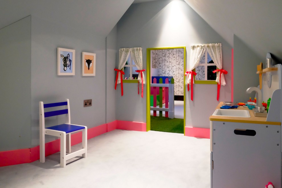 Bild på ett stort funkis könsneutralt barnrum kombinerat med lekrum och för 4-10-åringar, med blå väggar, heltäckningsmatta och blått golv