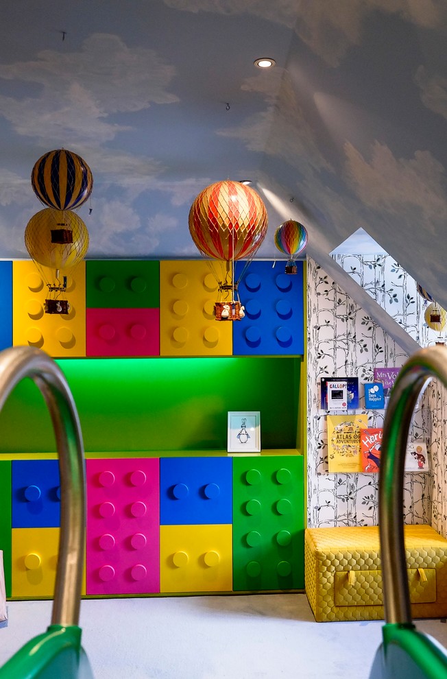 Inspiration för ett stort funkis könsneutralt barnrum kombinerat med lekrum och för 4-10-åringar, med gröna väggar, heltäckningsmatta och blått golv