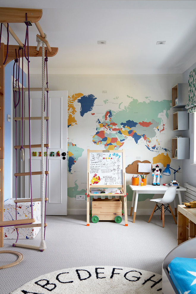 На фото: нейтральная детская среднего размера в стиле неоклассика (современная классика) с спальным местом, ковровым покрытием, серым полом и синими стенами для ребенка от 4 до 10 лет с