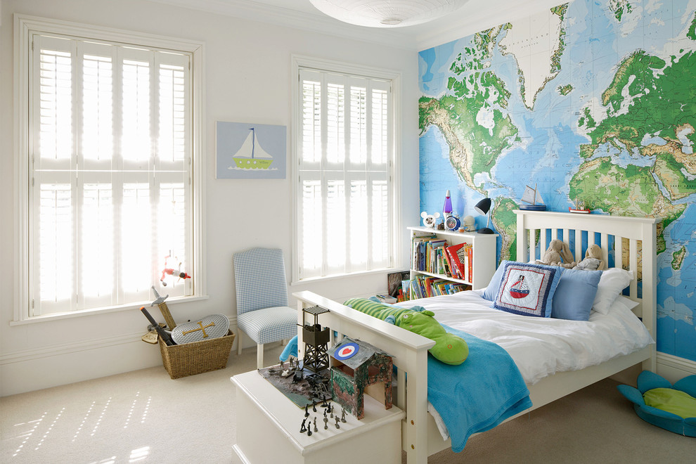 Cette image montre une chambre d'enfant marine avec un mur multicolore et moquette.