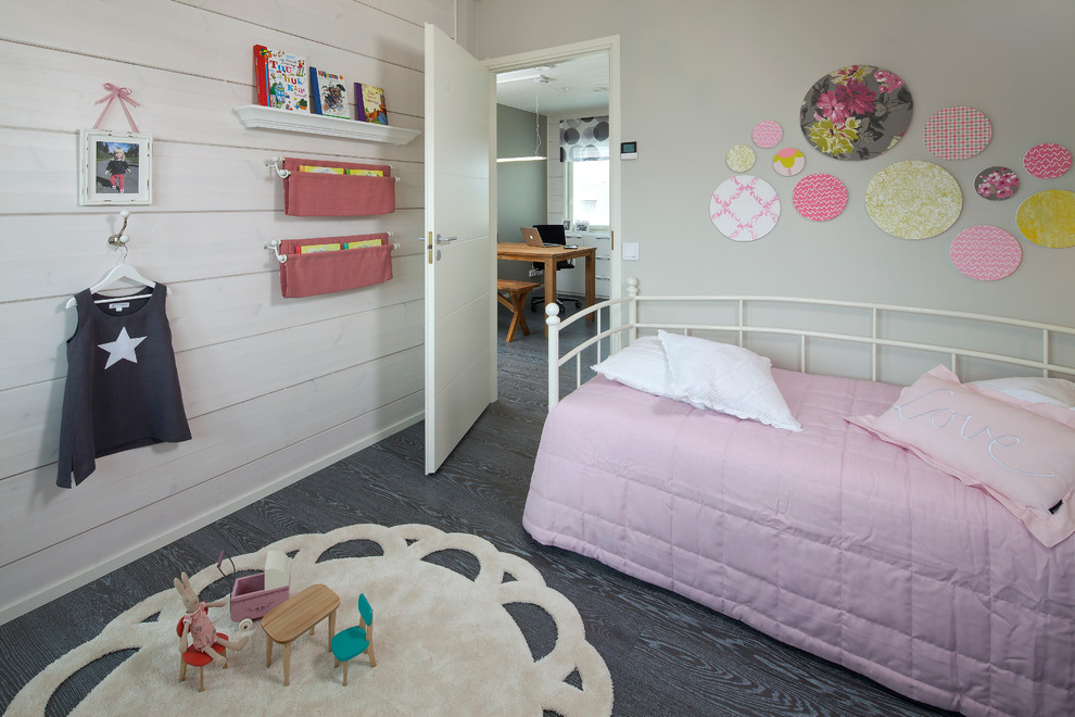 デヴォンにある北欧スタイルのおしゃれな子供部屋の写真