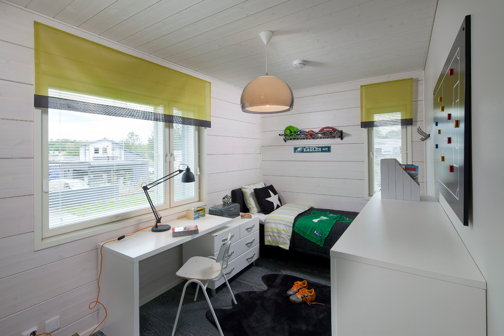 Foto på ett skandinaviskt barnrum kombinerat med sovrum, med vita väggar och mörkt trägolv