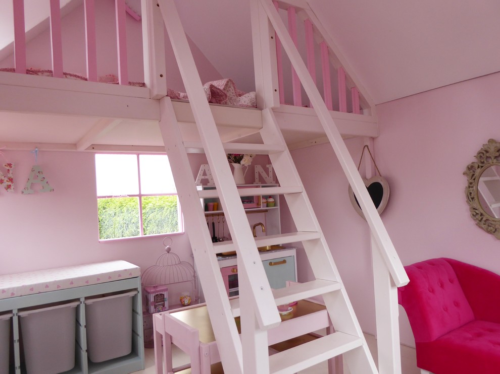 Idee per una cameretta per bambini country con pareti rosa