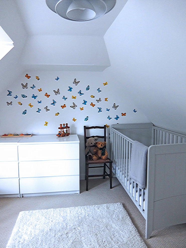 Modelo de dormitorio infantil escandinavo pequeño con paredes blancas y moqueta