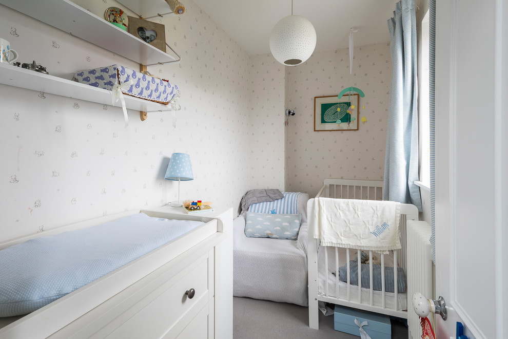 Diseño de dormitorio infantil de 1 a 3 años tradicional pequeño con paredes beige, moqueta y suelo beige