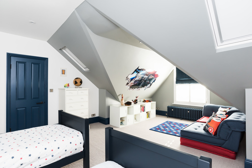Geräumiges Modernes Jungszimmer mit Schlafplatz, grauer Wandfarbe, Teppichboden und beigem Boden in London