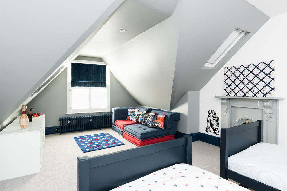 Inspiration för stora moderna pojkrum kombinerat med sovrum och för 4-10-åringar, med grå väggar, heltäckningsmatta och beiget golv
