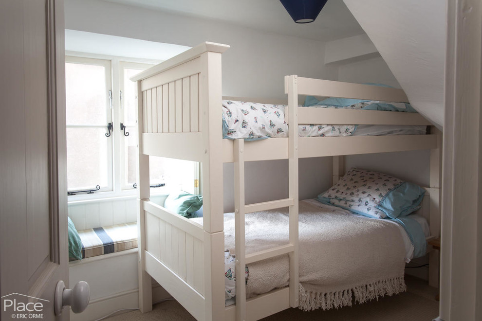 Modelo de dormitorio infantil tradicional de tamaño medio con paredes blancas y moqueta