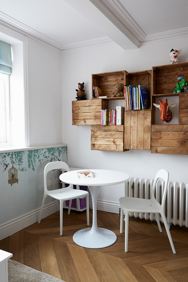 Inspiration för skandinaviska könsneutrala småbarnsrum kombinerat med lekrum, med vita väggar och ljust trägolv