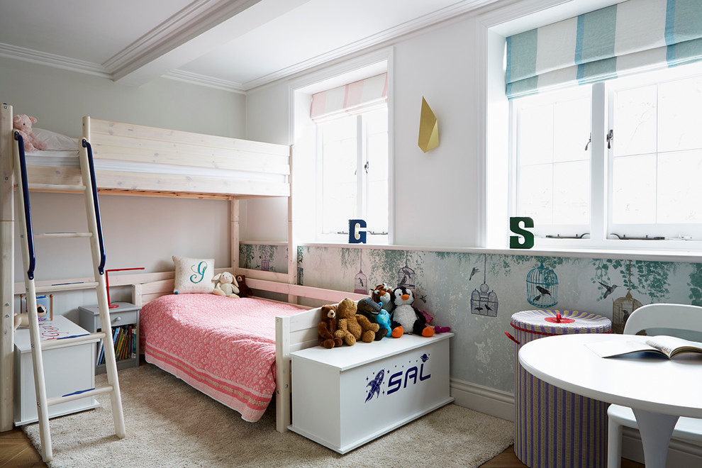 Exempel på ett skandinaviskt könsneutralt småbarnsrum kombinerat med sovrum, med flerfärgade väggar och ljust trägolv
